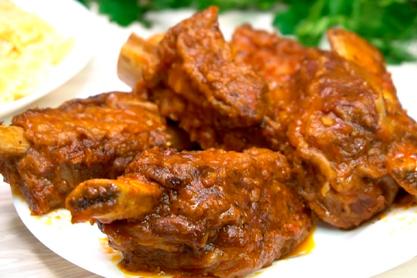 Томленые мясные ребрышки с соусом